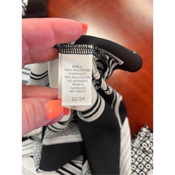 Avenue Black & White Geometric Assymetrical Button Down Duster Top sz 22/24 NWOT - Picture 7 of 7